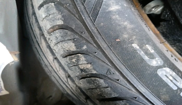 2015 Volkswagen Vento HIGHLINE 1.5 AT, Diesel, Automatic, 1,28,760 km, tyre