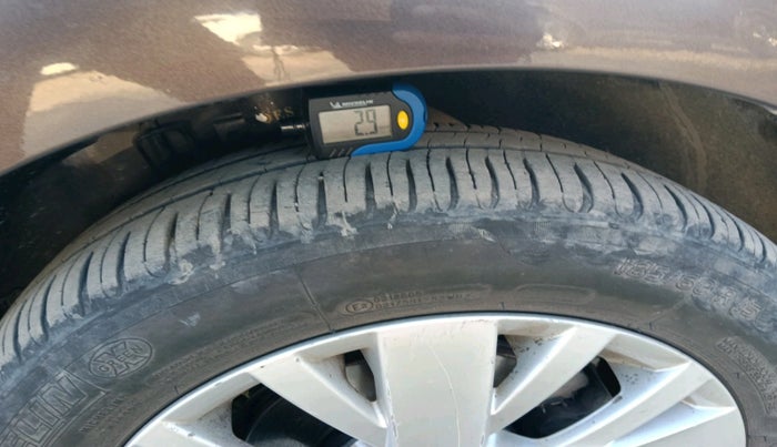 2015 Volkswagen Vento HIGHLINE 1.5 AT, Diesel, Automatic, 1,28,760 km, tyre