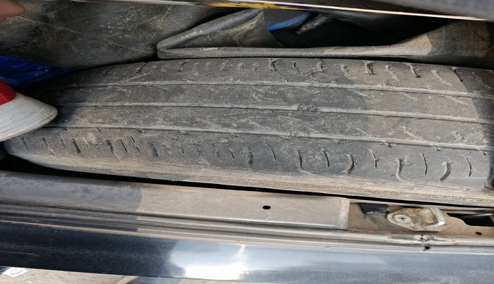 2011 Maruti Swift ZXI, Petrol, Manual, 1,34,503 km, tyre