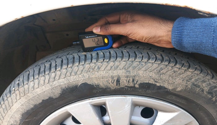 2017 Maruti Swift LXI (O), Petrol, Manual, 72,988 km, tyre