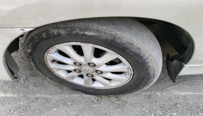 2013 Toyota Innova 2.5 VX 7 STR, Diesel, Manual, 1,59,846 km, tyre