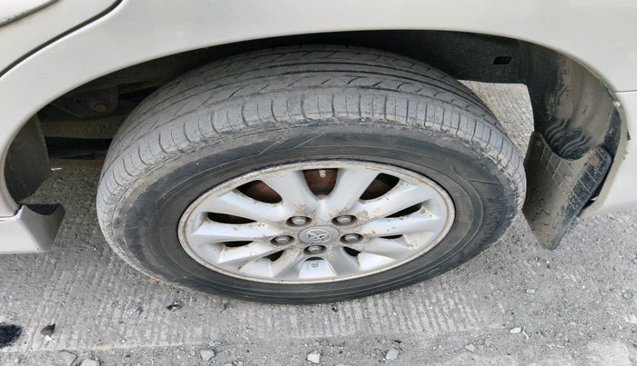 2013 Toyota Innova 2.5 VX 7 STR, Diesel, Manual, 1,59,846 km, tyre