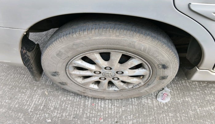 2013 Toyota Innova 2.5 VX 7 STR, Diesel, Manual, 1,59,846 km, tyre