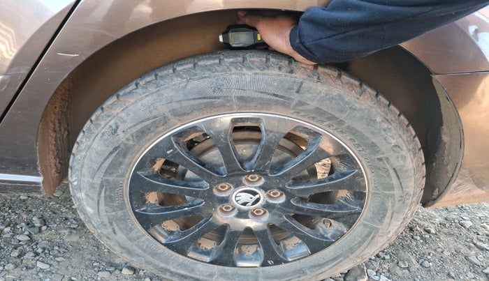 2015 Skoda Rapid 1.5 TDI CR ELEGANCE AT, Diesel, Automatic, 1,70,073 km, tyre