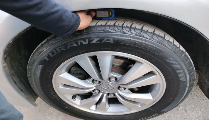 2013 Honda Accord 2.4L I-VTEC AT, Petrol, Automatic, 1,15,155 km, tyre