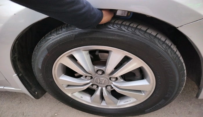 2013 Honda Accord 2.4L I-VTEC AT, Petrol, Automatic, 1,15,155 km, tyre