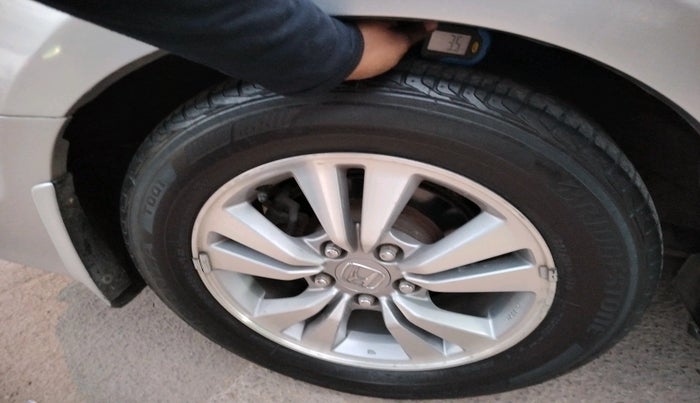 2013 Honda Accord 2.4L I-VTEC AT, Petrol, Automatic, 1,15,155 km, tyre