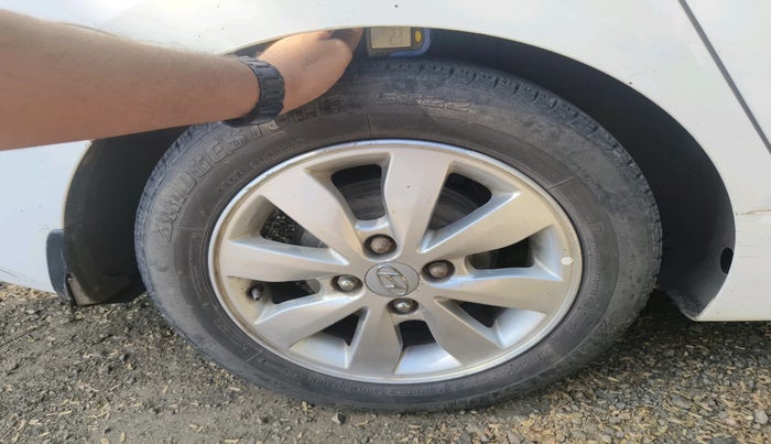 2014 Hyundai Xcent S (O) 1.2, Petrol, Manual, 2,35,266 km, tyre