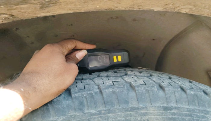 2011 Ford Endeavour 3.0L 4X2 AT, Diesel, Automatic, 1,42,000 km, tyre