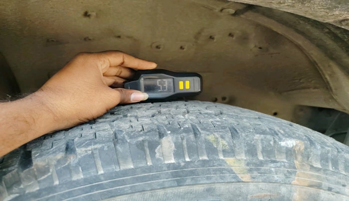 2011 Ford Endeavour 3.0L 4X2 AT, Diesel, Automatic, 1,42,000 km, tyre