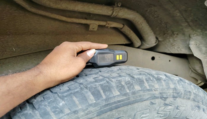 2011 Ford Endeavour 3.0L 4X2 AT, Diesel, Automatic, 1,42,000 km, tyre