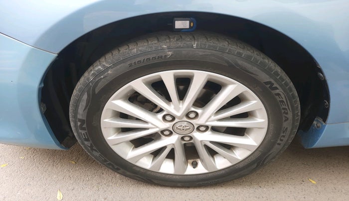 2016 Toyota Camry HYBRID, Hybrid, Automatic, 68,131 km, tyre