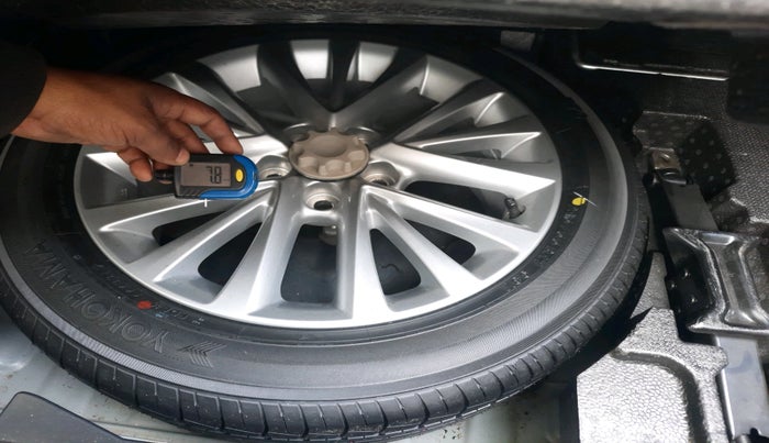 2016 Toyota Camry HYBRID, Hybrid, Automatic, 68,131 km, tyre