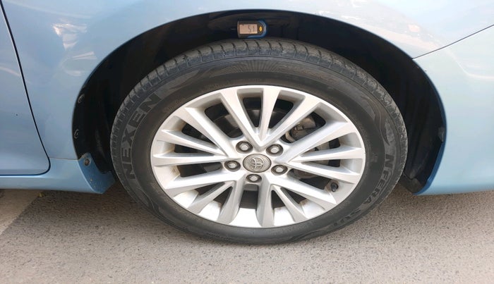 2016 Toyota Camry HYBRID, Hybrid, Automatic, 68,131 km, tyre