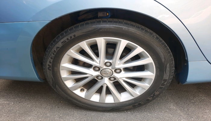 2016 Toyota Camry HYBRID, Hybrid, Automatic, 68,131 km, tyre