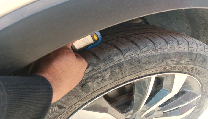 2019 Mahindra XUV300 W8 (O) 1.5 DIESEL, Diesel, Manual, 1,29,500 km, tyre