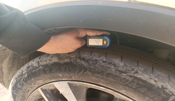 2019 Mahindra XUV300 W8 (O) 1.5 DIESEL, Diesel, Manual, 1,29,500 km, tyre