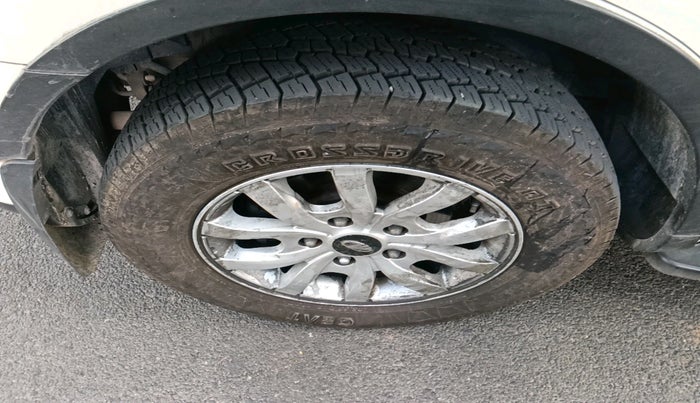 2016 Mahindra XUV500 W10 AT, Diesel, Automatic, 1,26,817 km, tyre