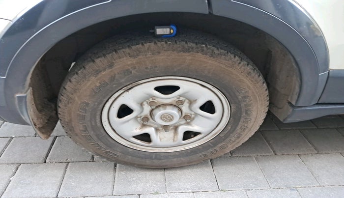 2017 Tata Hexa XE 4X2 7 STR, Diesel, Manual, 42,099 km, tyre