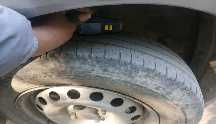 2015 Maruti Swift LXI (O), Petrol, Manual, 1,68,652 km, tyre