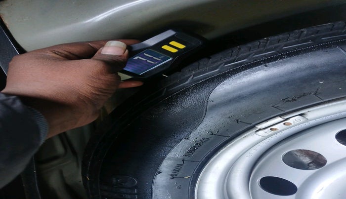 2015 Maruti Swift LXI (O), Petrol, Manual, 1,68,652 km, tyre