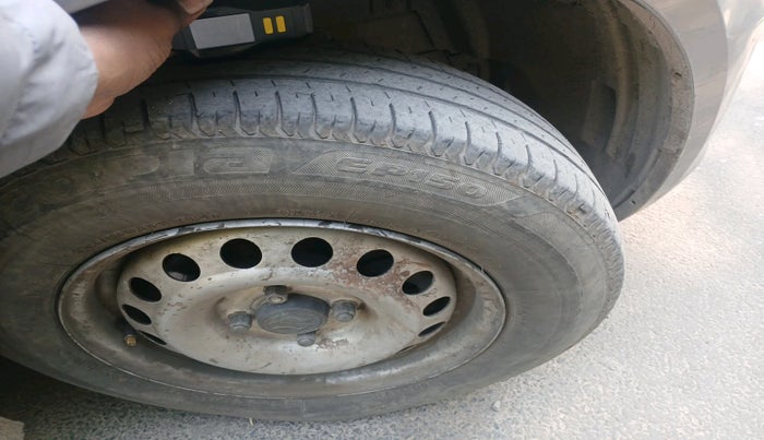 2015 Maruti Swift LXI (O), Petrol, Manual, 1,68,652 km, tyre