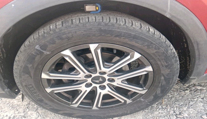 2023 Mahindra XUV700 AX7 Petrol MT 7 STR, Petrol, Manual, 67,678 km, tyre