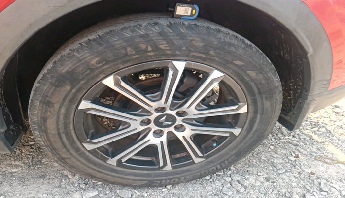 2023 Mahindra XUV700 AX7 Petrol MT 7 STR, Petrol, Manual, 67,678 km, tyre