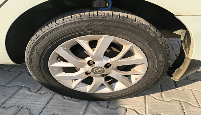 2015 Nissan Sunny XV DIESEL, Diesel, Manual, 2,50,353 km, tyre