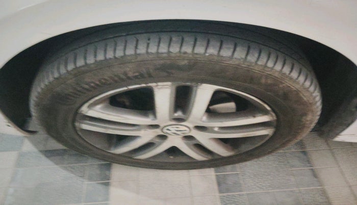 2013 Volkswagen Jetta HIGHLINE TDI AT, Diesel, Automatic, 1,59,968 km, tyre