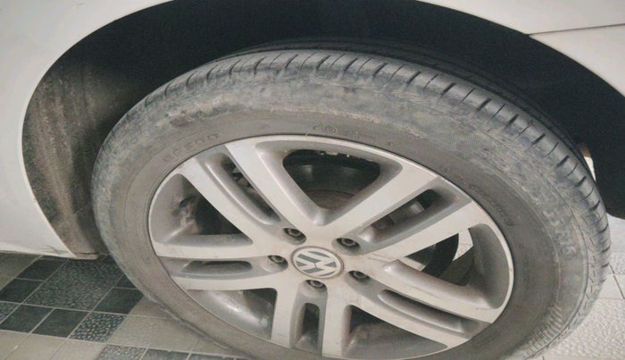 2013 Volkswagen Jetta HIGHLINE TDI AT, Diesel, Automatic, 1,59,968 km, tyre