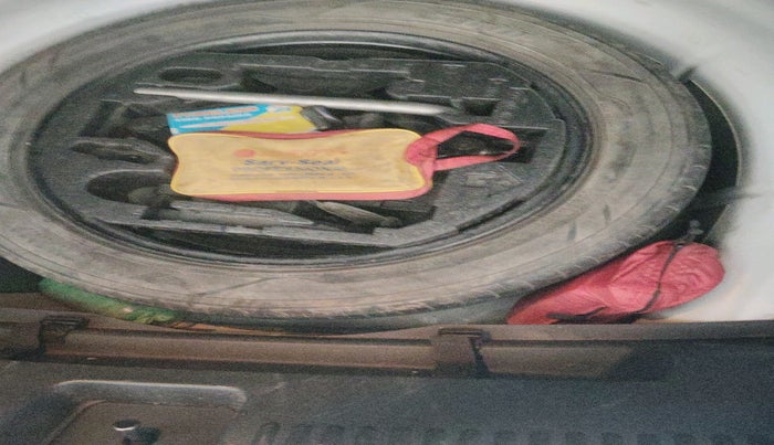 2013 Volkswagen Jetta HIGHLINE TDI AT, Diesel, Automatic, 1,59,968 km, tyre