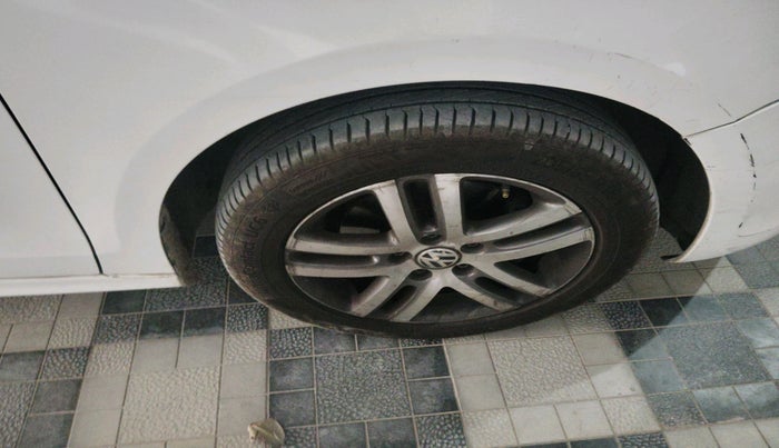 2013 Volkswagen Jetta HIGHLINE TDI AT, Diesel, Automatic, 1,59,968 km, tyre