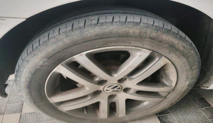 2013 Volkswagen Jetta HIGHLINE TDI AT, Diesel, Automatic, 1,59,968 km, tyre