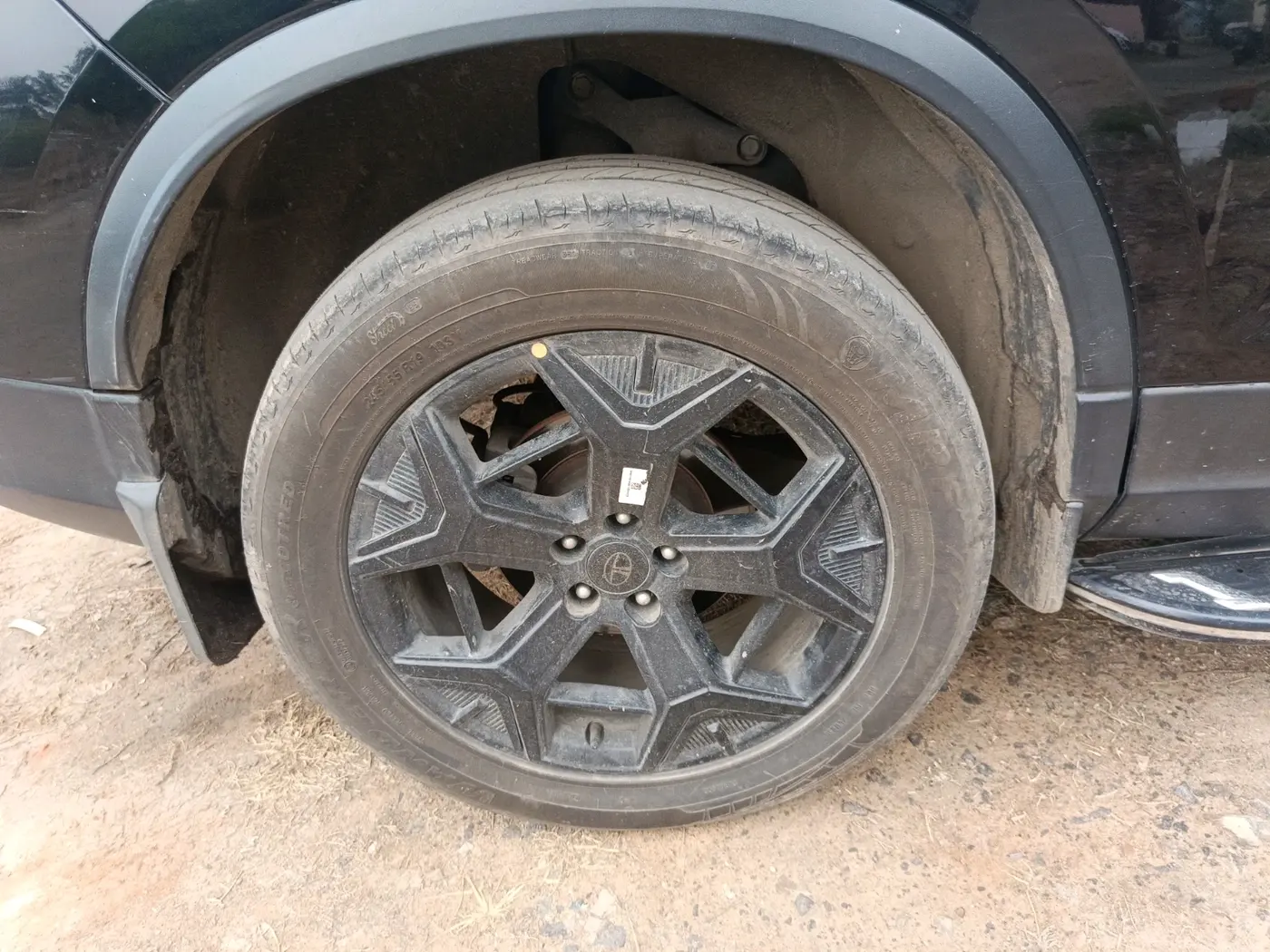 2024 Tata Safari ACCOMPLISHED PLUS 6 STR DARK EDITION, Diesel, Manual, 35,500 km, tyre
