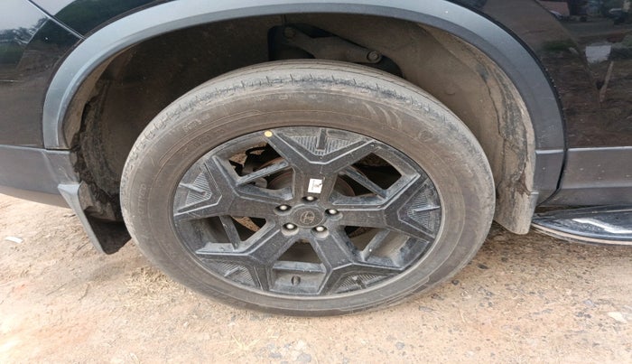 2024 Tata Safari ACCOMPLISHED PLUS 6 STR DARK EDITION, Diesel, Manual, 35,500 km, tyre