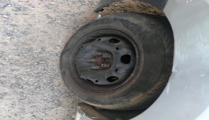 2011 Volkswagen Polo COMFORTLINE 1.2L PETROL, Petrol, Manual, 1,62,942 km, tyre