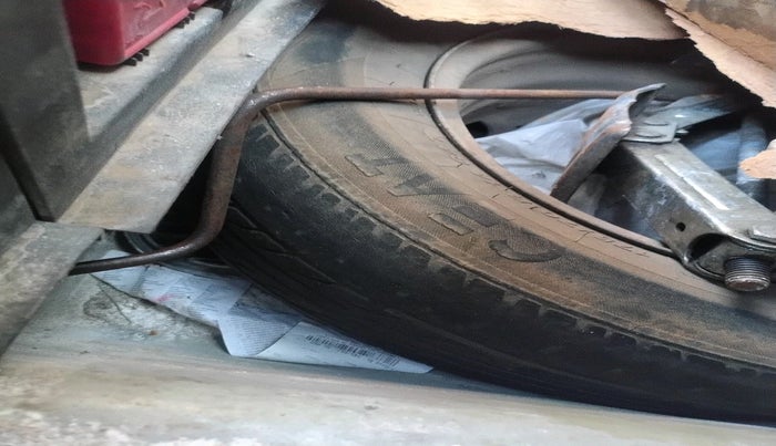 2011 Volkswagen Polo COMFORTLINE 1.2L PETROL, Petrol, Manual, 1,62,942 km, tyre