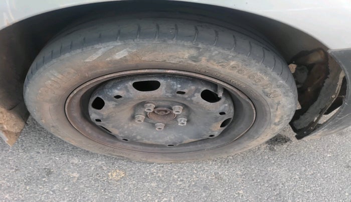 2011 Volkswagen Polo COMFORTLINE 1.2L PETROL, Petrol, Manual, 1,62,942 km, tyre