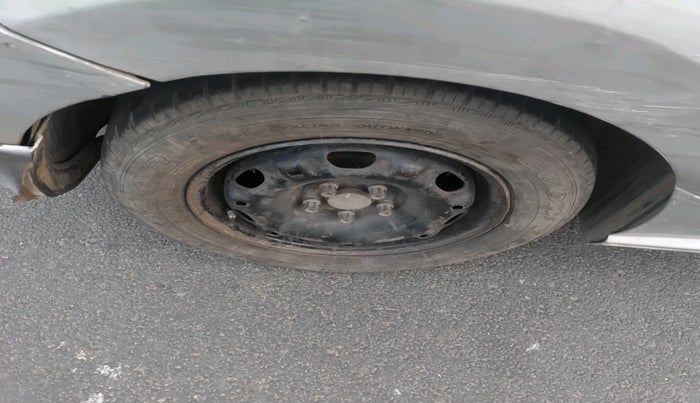 2011 Volkswagen Polo COMFORTLINE 1.2L PETROL, Petrol, Manual, 1,62,942 km, tyre