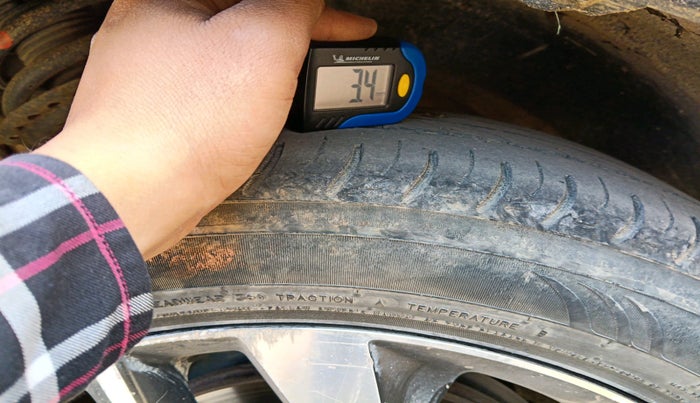 2019 Mahindra XUV300 W8 (O) 1.5 DIESEL, Diesel, Manual, 1,65,752 km, tyre