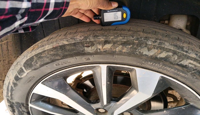 2019 Mahindra XUV300 W8 (O) 1.5 DIESEL, Diesel, Manual, 1,65,752 km, tyre