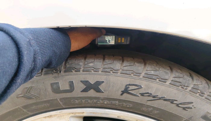 2011 Honda Accord 2.4L I-VTEC MT, Petrol, Manual, 1,14,064 km, tyre