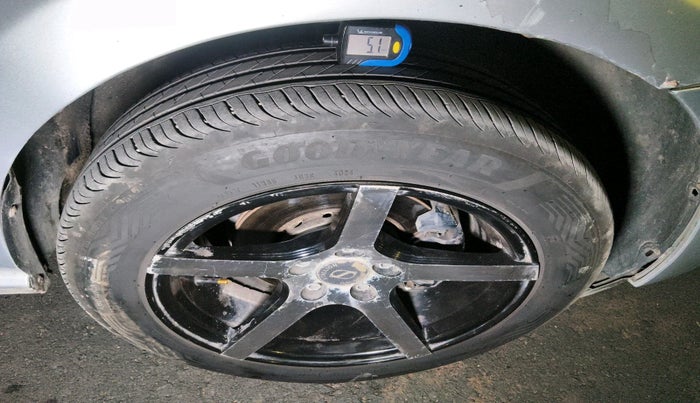 2013 Volkswagen Polo COMFORTLINE 1.2L, Diesel, Manual, 3,21,137 km, tyre