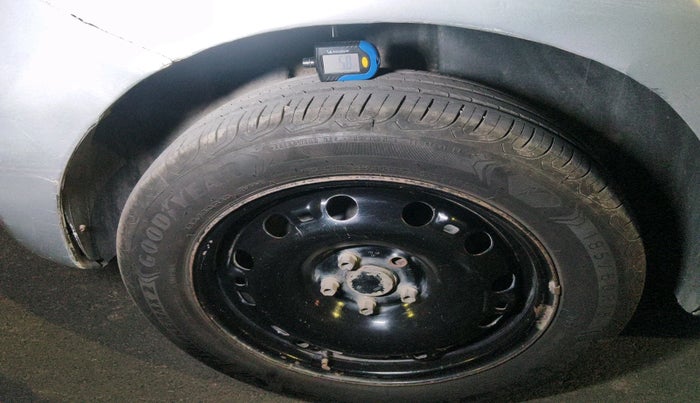 2013 Volkswagen Polo COMFORTLINE 1.2L, Diesel, Manual, 3,21,137 km, tyre