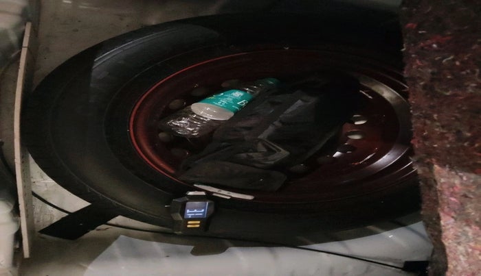 2021 Renault Kwid RXT 1.0 AMT (O), Petrol, Automatic, 27,903 km, tyre