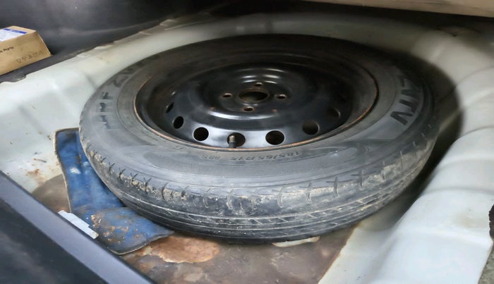 2011 Hyundai Verna FLUIDIC 1.6 VTVT EX, Petrol, Manual, 1,38,073 km, tyre