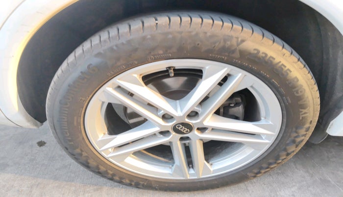 2022 Audi Q5 Technology 45 TFSI, Petrol, Automatic, 38,290 km, tyre