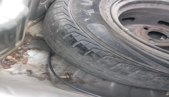 2017 Renault Kwid RXT 1.0 AMT (O), Petrol, Automatic, 76,504 km, tyre