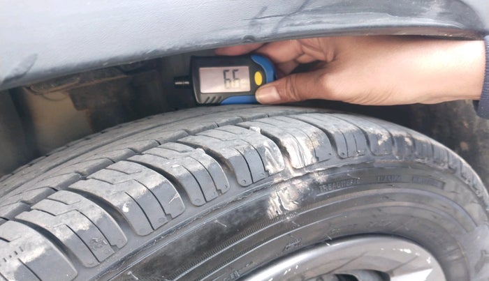 2017 Renault Kwid RXT 1.0 AMT (O), Petrol, Automatic, 76,504 km, tyre